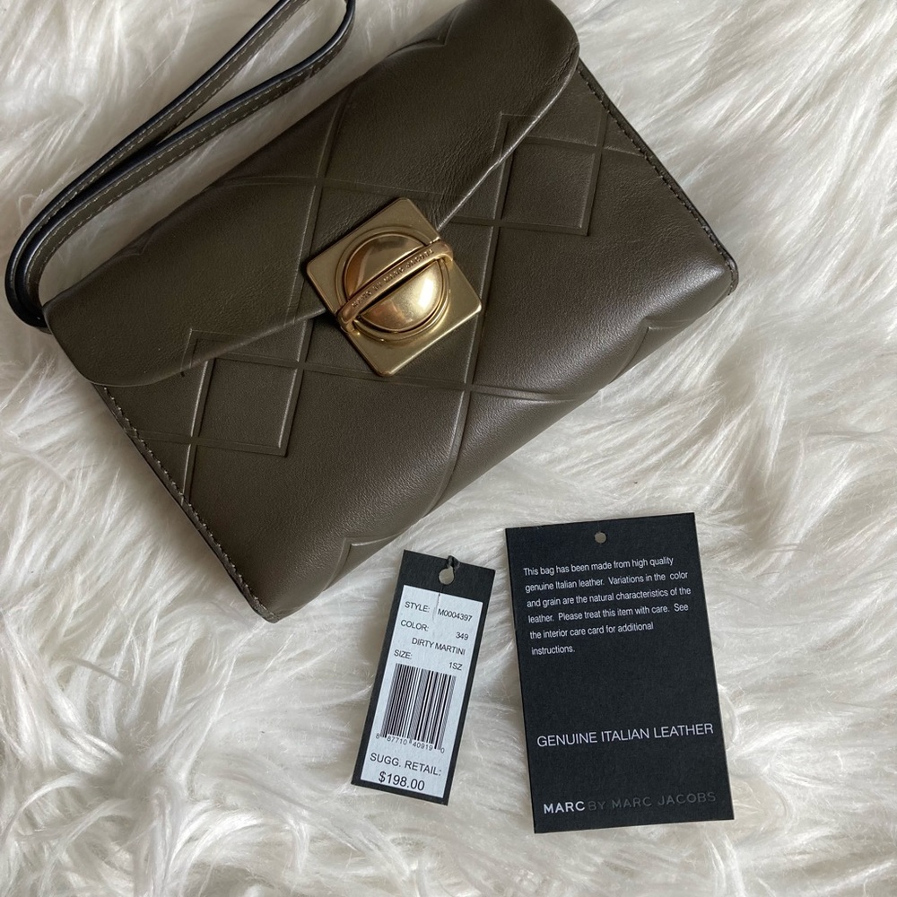 Marc by Marc Jacobs CIRCLE IN SQUARE SCORED WINGMAN CLUTCH WALLET